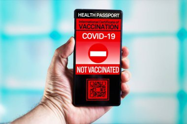 Gezgin, Coronavirus hastalığına karşı aşı sertifikası olmayan bir sağlık pasaportu gösteriyor. COVID-19 'a karşı aşı olmadıklarını onaylayan dokunulmazlık pasaport yazılımlı telefon.