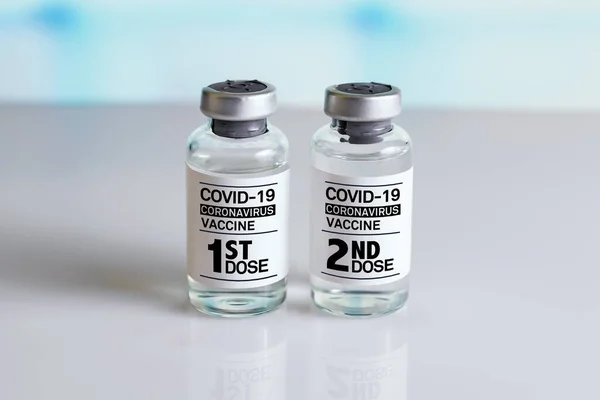 两瓶头孢病毒疫苗 标签上有第一和第二剂的名字 Covid 19疫苗Vials Require Injection Tagged 1St 2Nd Dose — 图库照片