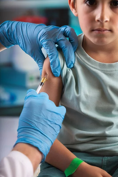 Barnläkare Som Injicerar Ett Dosvaccin Årligen Till Ett Barn Vårdcentralen — Stockfoto