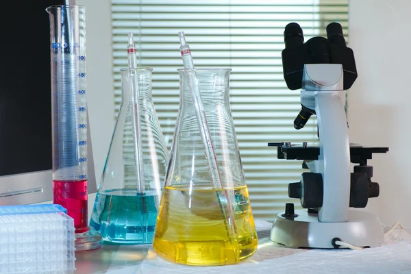 Workbench met glas materiële uitrusting wetenschapper en apparatuur — Stockfoto