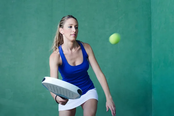 Mulher jogando raquete segurando raquete. desportista . — Fotografia de Stock