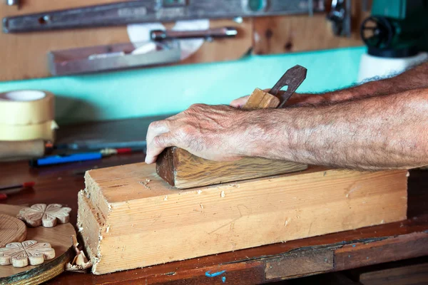 Carpenter's hands working with wood — Stock Photo, Image