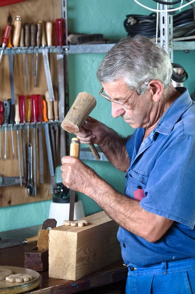 Cabinetmaker carving wood with a chisel and hammer — Stock Photo, Image