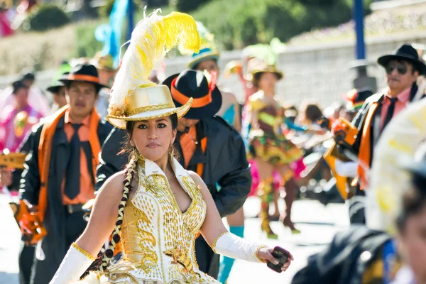 Animadora bailando con disfraz de tipycal en carnaval — Foto de Stock