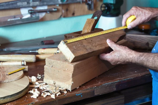 Nerede ben marangoz bir parça o ölçümleri yapar marangozluk — Stok fotoğraf