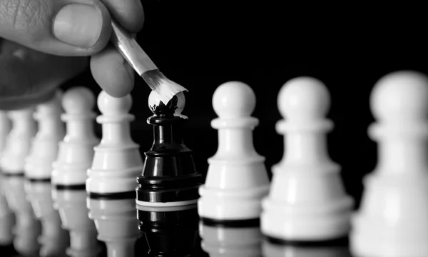 Piyonlar diğer gibi beyaz boyanmış siyah piyon