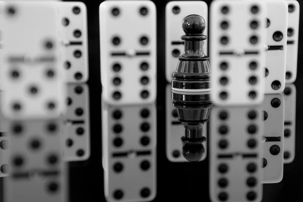 Satranç piyon domino parçalar arasında