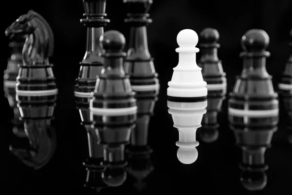 Beyaz piyon siyah satranç arasında