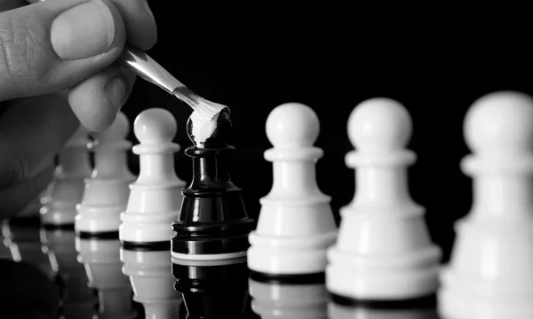 Piyonlar diğer gibi beyaz boyanmış siyah piyon