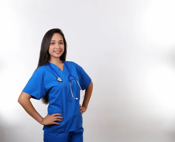Freundliche Krankenschwester im blauen Peeling — Stockfoto