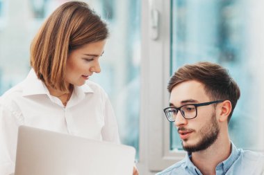 Genç erkek stajyer olumlu geri bildirim alıyor