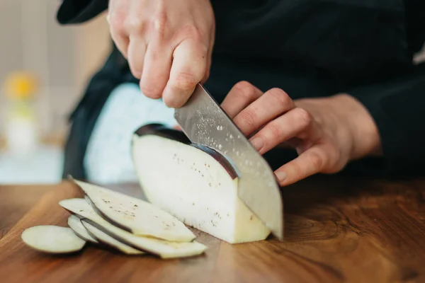 Primer Plano Chef Cortando Una Berenjena — Foto de Stock