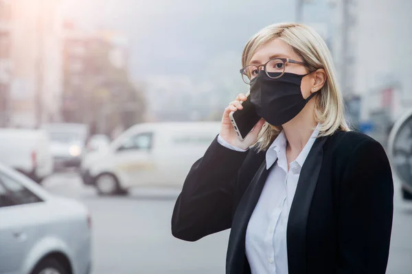 Young Businesswoman Talking Her Smartphone While Walking City — Stock Photo, Image