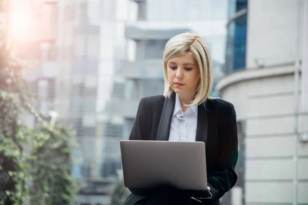 Ung Affärskvinna Skriva Ett Postmeddelande Sin Bärbara Dator När Sitter — Stockfoto