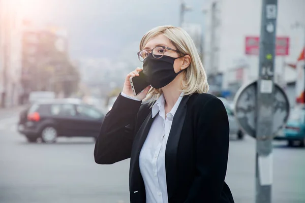 Young Businesswoman Talking Her Smartphone While Walking City — Stock Photo, Image