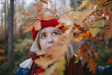 Ormanda yürüyen bir sırt çantalı kadının portresi.