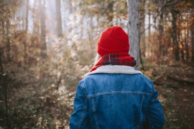 Ormanda yürüyen bir kadın gezgin.