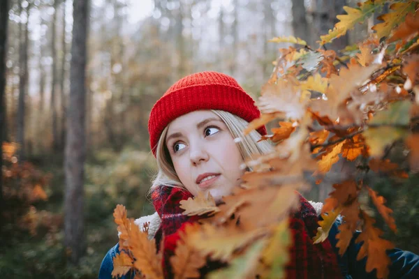 Retrato Uma Mulher Mochileira Andando Por Uma Floresta — Fotografia de Stock