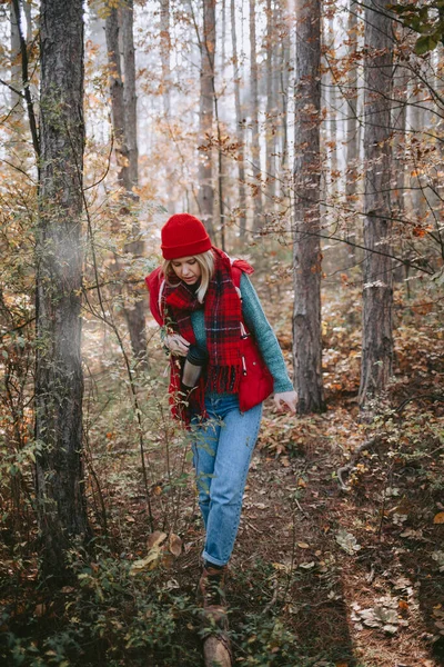 Mulher Mochileiro Andando Por Uma Floresta Com Uma Garrafa Térmica — Fotografia de Stock