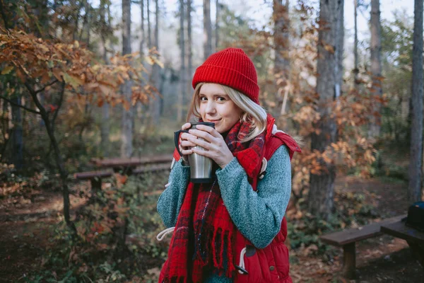 女背包客在森林里喝咖啡 — 图库照片