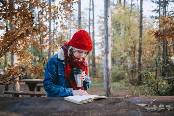 Estudante Mulher Lendo Livro Parque — Fotografia de Stock