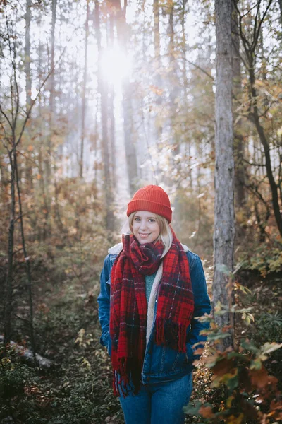 Retrato Uma Mulher Mochileira Andando Por Uma Floresta — Fotografia de Stock