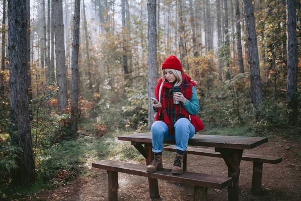 森林里的女背包客用手机发短信 — 图库照片