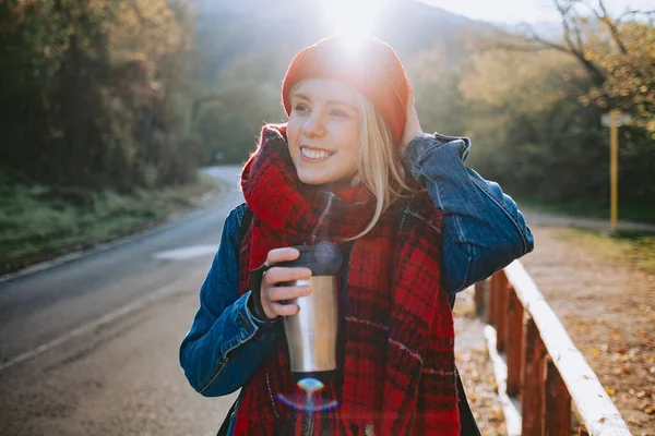 女背包客在山路上散步 喝咖啡 — 图库照片