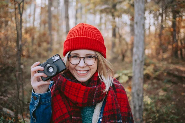 Fotógrafa Feminina Tirando Fotos Natureza Com Câmera Filme — Fotografia de Stock