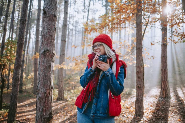 女摄影师用电影摄影机在大自然中拍照 — 图库照片