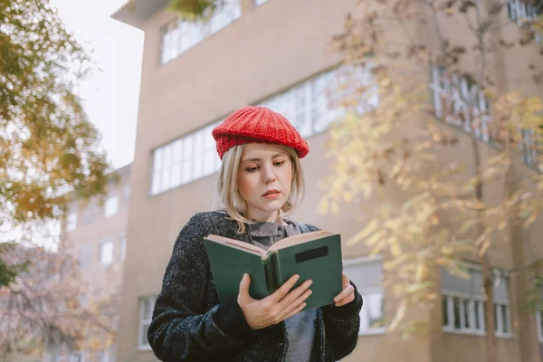 在校园读书的年轻学生 欧洲一所大学的红色贝雷帽女士 — 图库照片