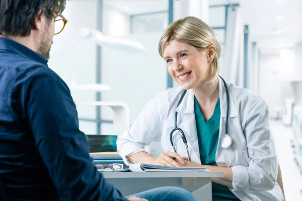 Médico Paciente Sentado Consultorio Del Médico Para Examen — Foto de Stock