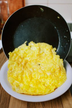 Ev mutfağında kahvaltıya yumurta hazırlıyorum..