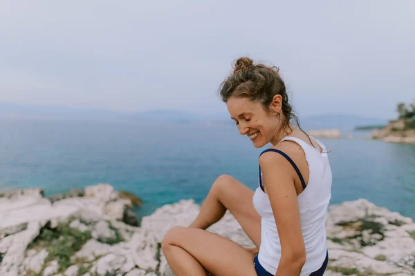 女子日光浴和姿势在海滩上的海洋 — 图库照片