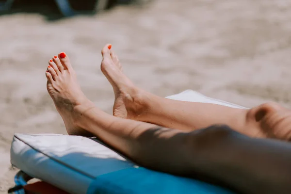女人日光浴和海滩上的大海 — 图库照片