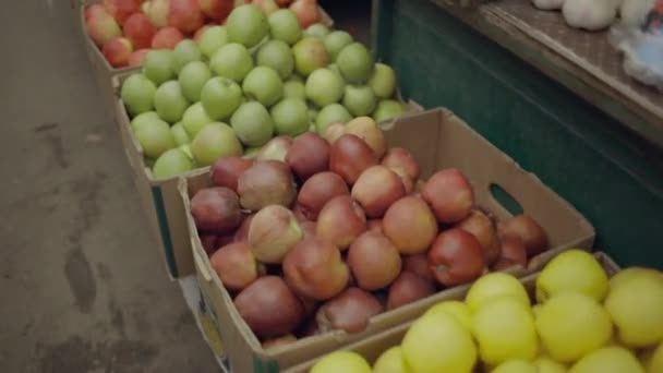Яблоки в коробках на фермерском рынке — стоковое видео
