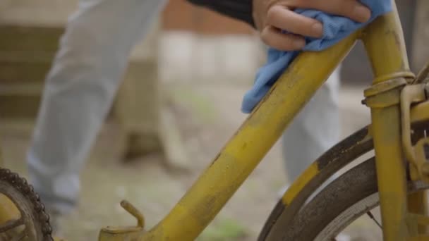 Hombre limpiando bicicleta en el patio — Vídeos de Stock