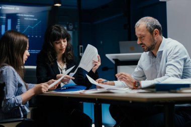 Kafkasyalı gevşek yöneticiler ve resmi giyinmiş ortaklar modern yapay ofisteki büyük ekranda ilerleme raporunu tartışıyorlar, işbirlikçi iş beyin fırtınası oturumu