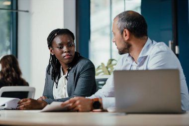 Çeşitli iş adamları modern ofis toplantılarında iş ve iş birliği yapıyorlar.