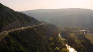 İHA 'lı bir otoyolda en iyi atış. Yüksek kalite 4k görüntü