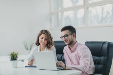 İş ekibi ofiste bir proje üzerinde çalışıyor.