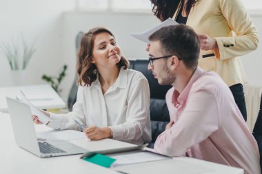 İş ekibi ofiste bir proje üzerinde çalışıyor.