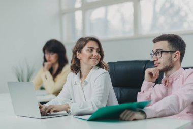 İş ekibi ofiste bir proje üzerinde çalışıyor.