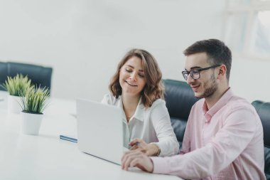 İş ekibi ofiste bir proje üzerinde çalışıyor.