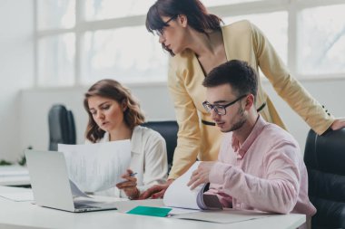 İş ekibi ofiste bir proje üzerinde çalışıyor.