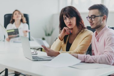 İş ekibi ofiste bir proje üzerinde çalışıyor.