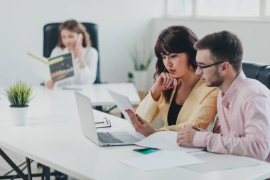 İş ekibi ofiste bir proje üzerinde çalışıyor.