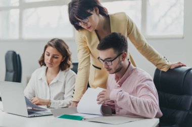 İş ekibi ofiste bir proje üzerinde çalışıyor.