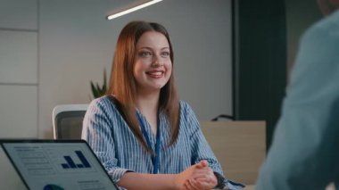 Üzgün kadın ofis çalışanı toplantı sırasında patronundan olumsuz bir performans değerlendirmesi alıyor.