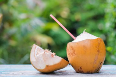 İçmeye hazır samanlı genç hindistan cevizi